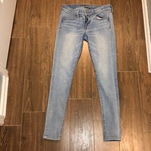 size 6 American eagle women’s light blue jeans